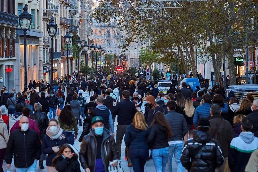 Numerosas personas caminan por el Portal del &Aacute;ngel de Barcelona este s&aacute;bado, mientras que las autoridades sanitarias catalanas vigilan con atenci&oacute;n la evoluci&oacute;n de los datos epidemiol&oacute;gicos durante este puente de la Constituci&oacute;n ante el temor de que siga aumentando la velocidad de transmisi&oacute;n del virus. EFE/Alejandro Garc&iacute;a