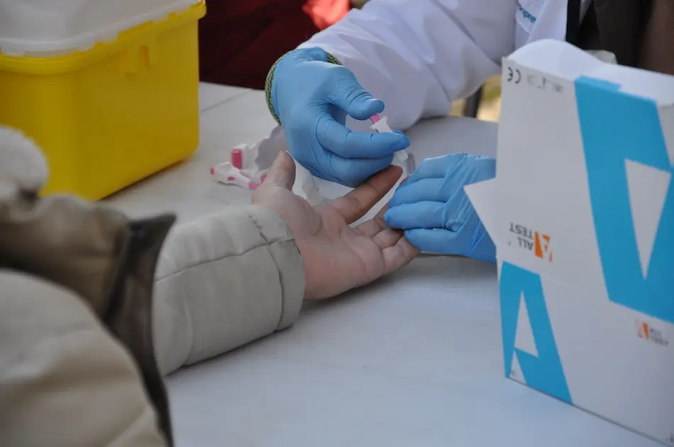 Varios sanitarios realizan un test r&aacute;pido a un periodista durante el rodaje de 'Dos vacas y una burra' en la Vega de Pas. / S.D.