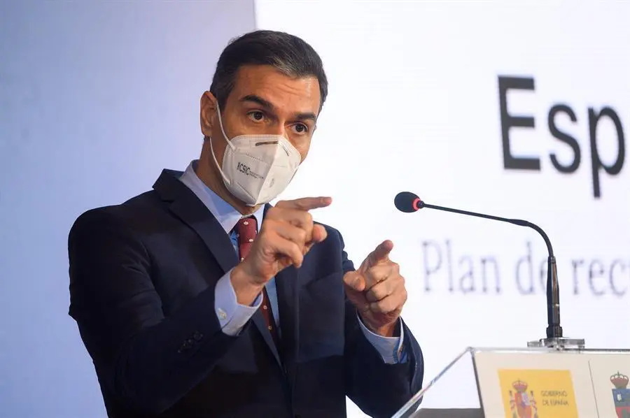 El presidente del Gobierno, Pedro S&aacute;nchez presenta el Plan de Recuperaci&oacute;n de la Econom&iacute;a Espa&ntilde;ola en Comillas, Santander este viernes. EFE/ Pedro Puente Hoyos