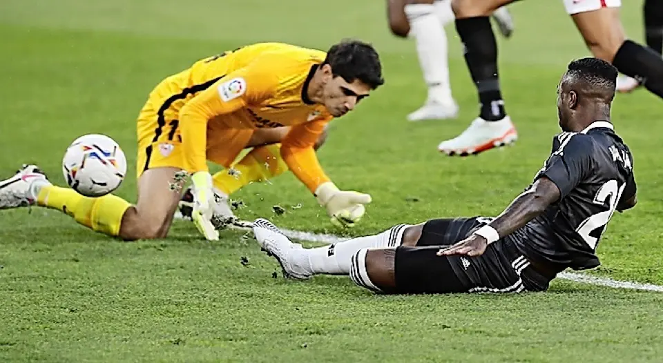 GRAF904. SEVILLA, 05/12/2020- El delantero brasile&ntilde;o del Real Madrid, Vinicius Junior, efect&uacute;a un lanzamiento que el portero marroqu&iacute; del Sevilla Yassine Bounou (i) introduce en su propia porter&iacute;a en el primer gol del equipo durante el partido de LaLiga disputado este s&aacute;bado en el estadio S&aacute;nchez Pizju&aacute;n. EFE/Jose Manuel Vidal.