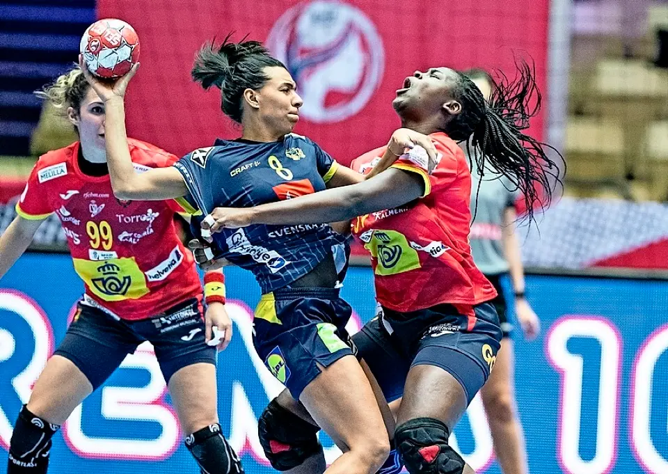 Jamina Roberts busca el lanzamiento ante la defensa de Lysa Tchaptchet. / EFE