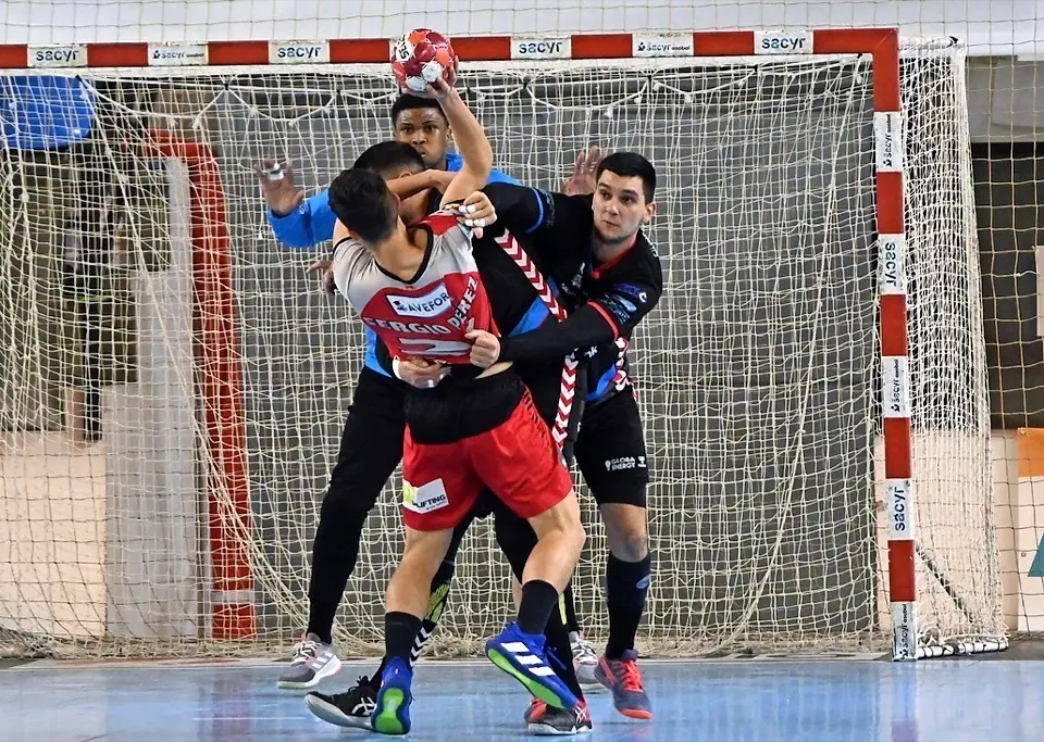 Dimitrievsky y Mu&ntilde;iz frenan un ataque del Bada Huesca. / Hardy