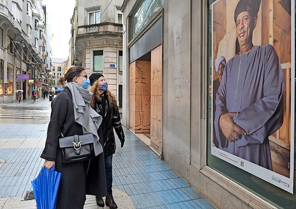 La concejala Miriam D&iacute;az observa una de las obras instaladas en la calle San Francisco. / ALERTA