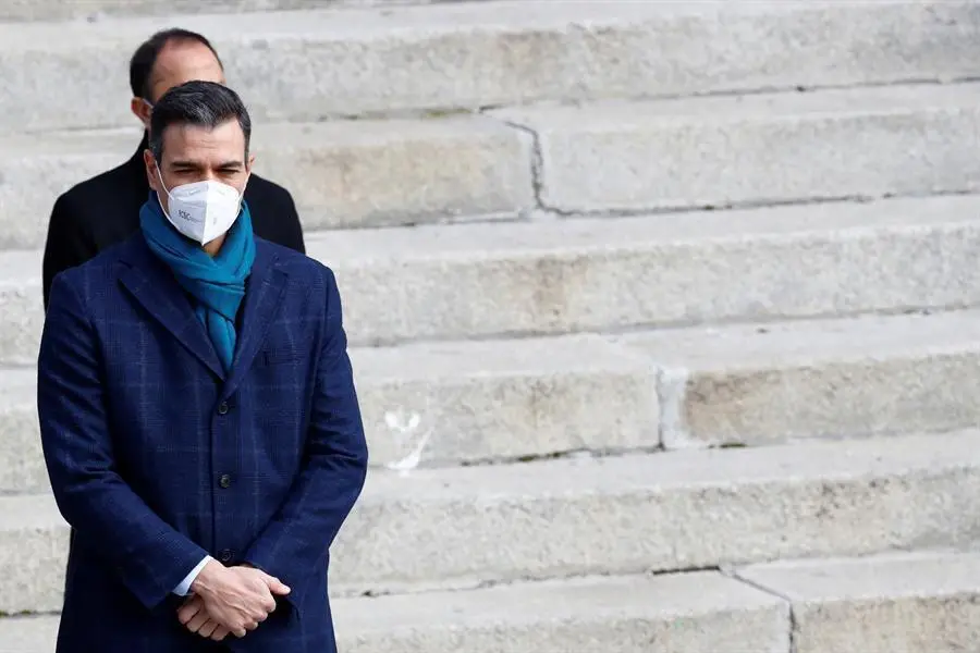 El presidente del Gobierno, Pedro S&aacute;nchez, participa en la celebraci&oacute;n del cuadrag&eacute;simo segundo aniversario de la Constituci&oacute;n este domingo en la escalinata del Congreso de los Diputados en Madrid. EFE/Ballesteros