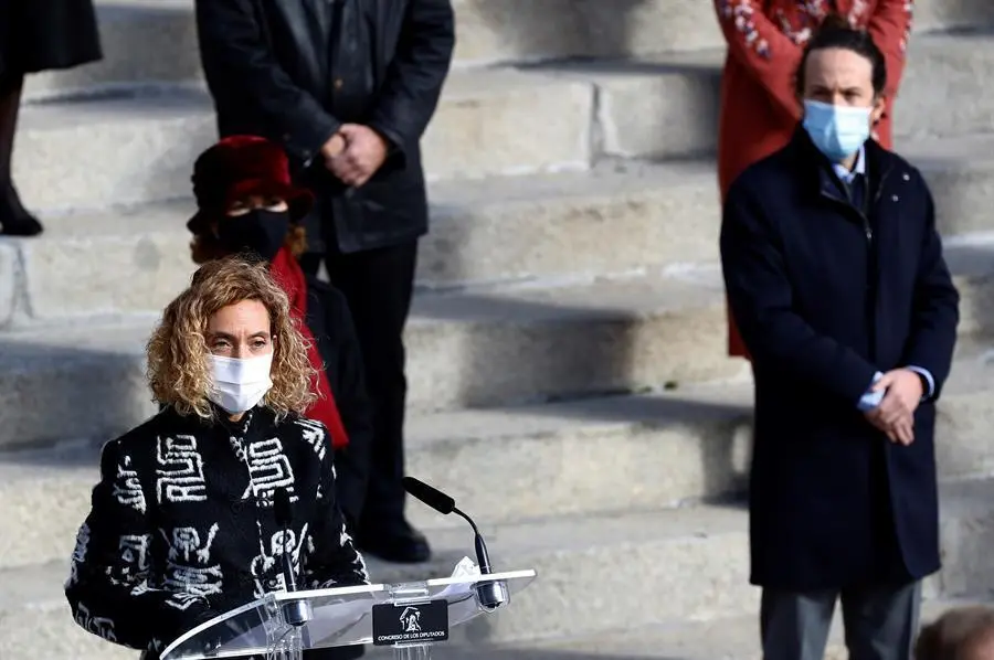 La presidenta del Congreso, Meritxell Batet, junto al vicepresidente segundo del Gobierno, Pablo Iglesias, pronuncia un discurso durante en la celebraci&oacute;n del cuadrag&eacute;simo segundo aniversario de la Constituci&oacute;n este domingo en la escalinata del Congreso de los Diputados en Madrid. EFE/Ballesteros