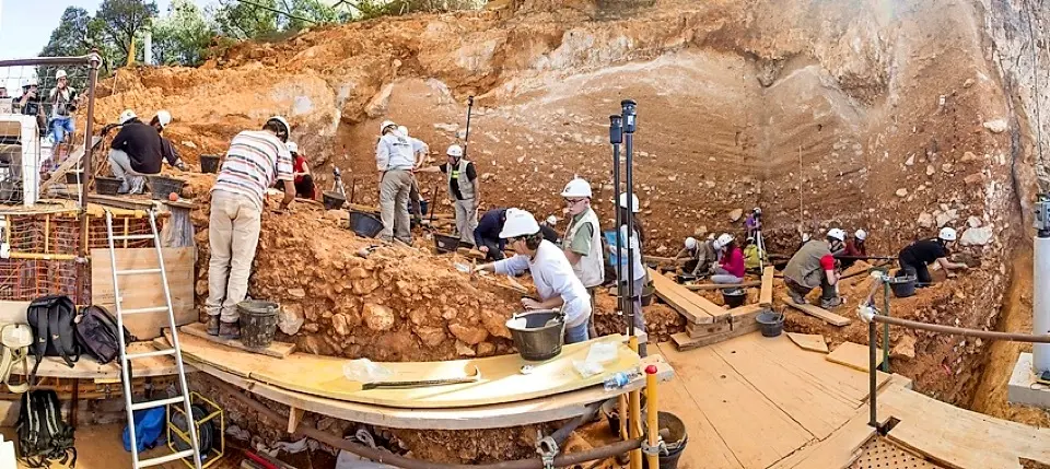 Panor&aacute;mica de la excavaci&oacute;n del yacimiento de Dolina en Atapuerca. Los yacimientos de Atapuerca, imprescindibles para entender la evoluci&oacute;n humana en Europa, son mundialmente conocidos y los hallazgos de las &uacute;ltimas d&eacute;cadas en esta sierra pr&oacute;xima a la ciudad de Burgos han sido objeto de m&uacute;ltiples publicaciones especializadas y generalistas, aunque Atapuerca despertaba la curiosidad cient&iacute;fica d&eacute;cadas antes. EFE/ Santi Otero