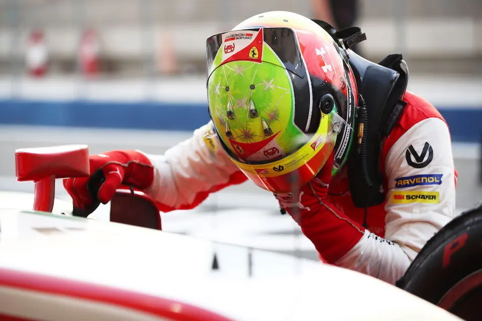 Mick Schumacher visiblemente emocionado tras proclamarse campe&oacute;n de la F2. / EFE
