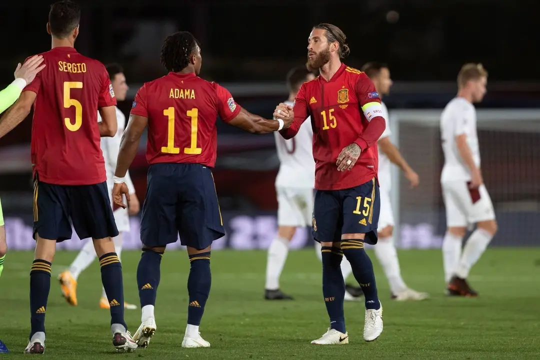 Sergio Busquets, Adama Traor&eacute; y Sergio Ramos en el encuentro ante Suiza. / EFE