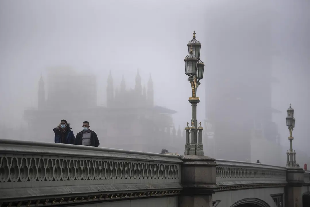 Dos hombres con mascarilla caminan en Londres. / EFE