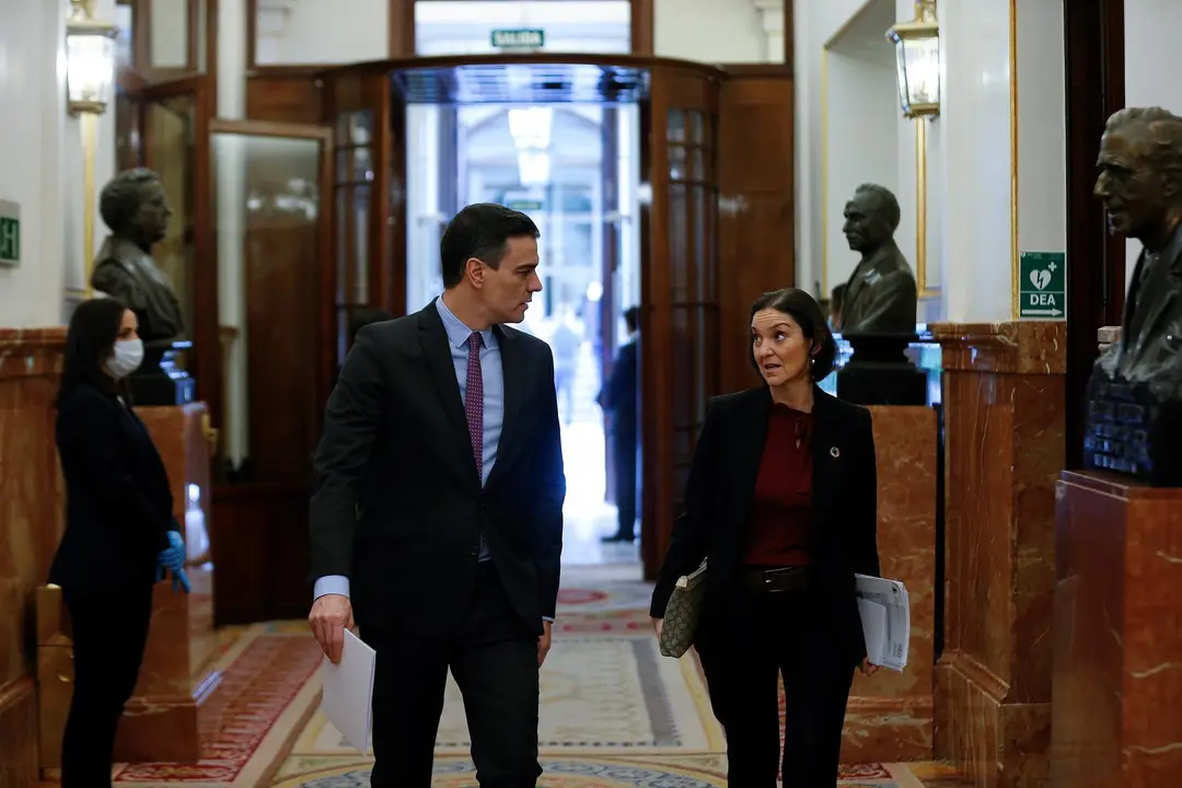 El presidente del Gobierno, Pedro S&aacute;nchez conversa con la ministra de Industria, Turismo y Comercio, Reyes Maroto. / E. PRESS