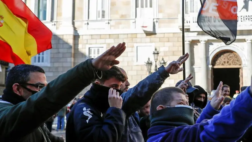 Colau denuncia en Fiscal&iacute;a el final del acto de Vox, que acaba con banderas nazis. Acto organizado por VOX por el aniversario de la Constituci&oacute;n este domingo en la plaza Sant Jaume de Barcelona. EFE/Alberto Est&eacute;vez