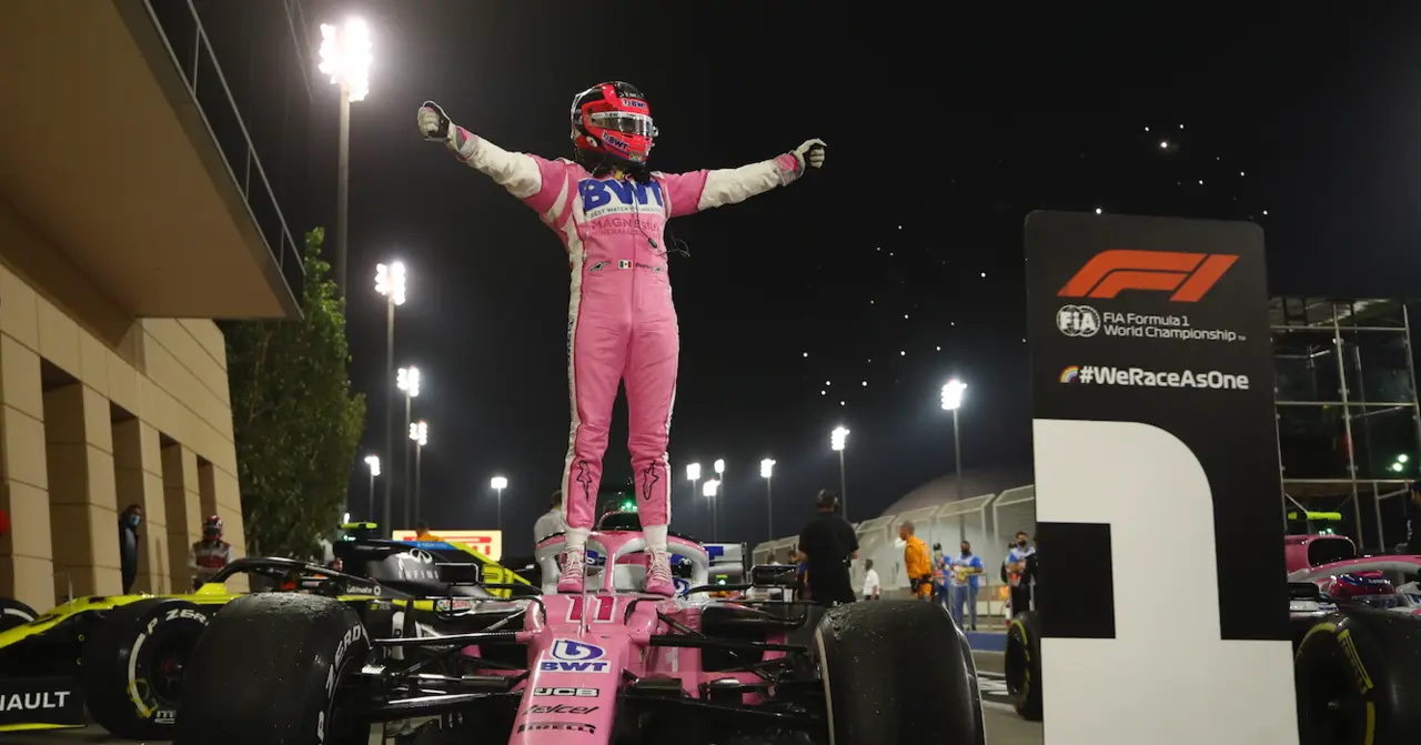 Sergio P&eacute;rez celebra el triunfo en el Gp de Shakir. / EFE