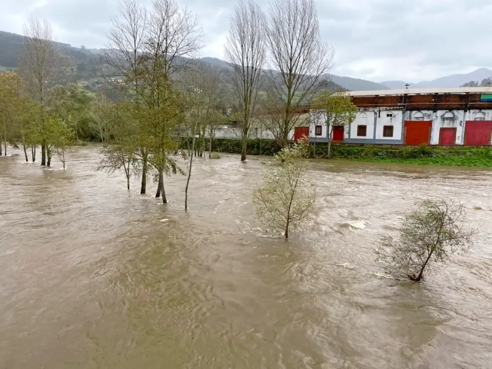 El r&iacute;o As&oacute;n, ayer, a su paso junto a la plaza de toros de Ampuero. / Ruiz Garmendia