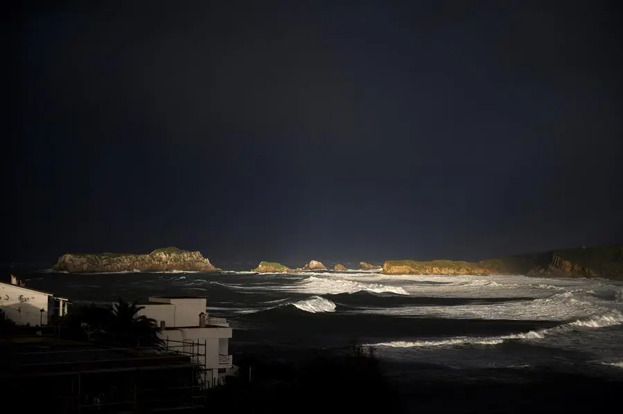 Vista del oleaje este viernes en la localidad c&aacute;ntabra de Suances, cuya comunidad se encuentra afectada por la borrasca Dora. Protecci&oacute;n Civil y Emergencias alertan sobre el temporal mar&iacute;timo, fuertes vientos y nevadas intensas durante los pr&oacute;ximos d&iacute;as provocados por la entrada de la borrasca Dora, por lo que recomienda extremar las medidas de precauci&oacute;n, sobre todo porque la inestabilidad se mantendr&aacute; durante varios d&iacute;as. EFE/ Pedro Puente Hoyos