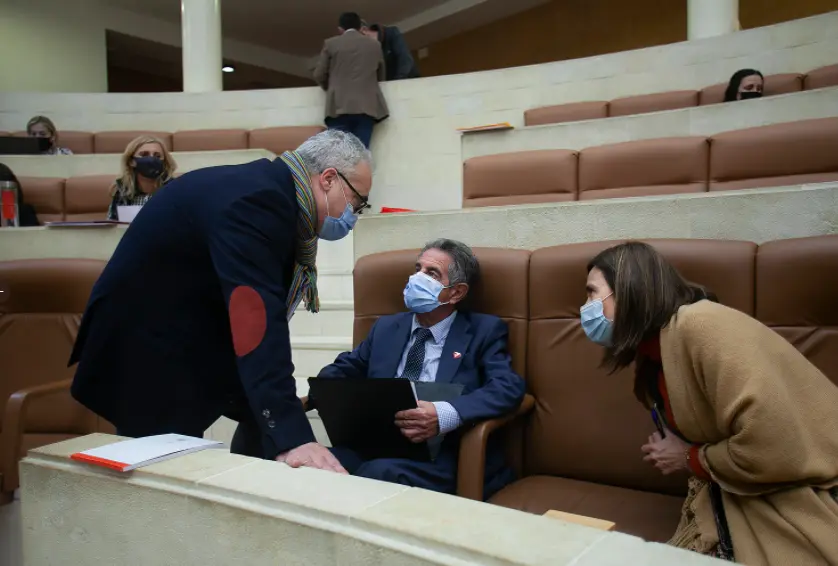 Los diputados del PRC durante la sesi&oacute;n parlamentaria de ayer. / @PRCcantabria