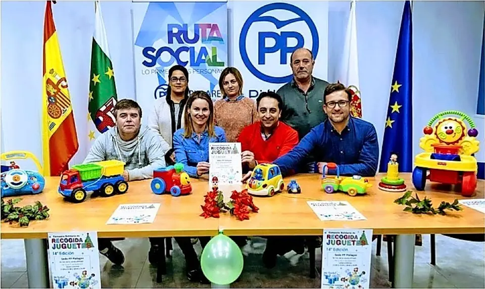 Miembros del PP de Pi&eacute;lagos durante la presentaci&oacute;n de la campa&ntilde;a de recogida de juguetes. / Alerta