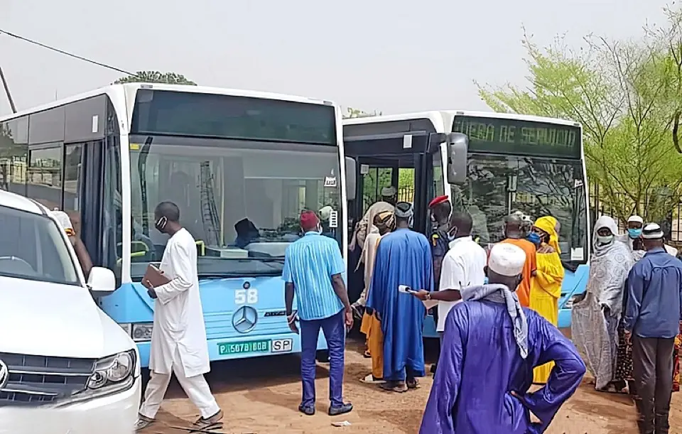 Llegada de dos autobuses a Madina Wandifa el pasado verano. / ALERTA