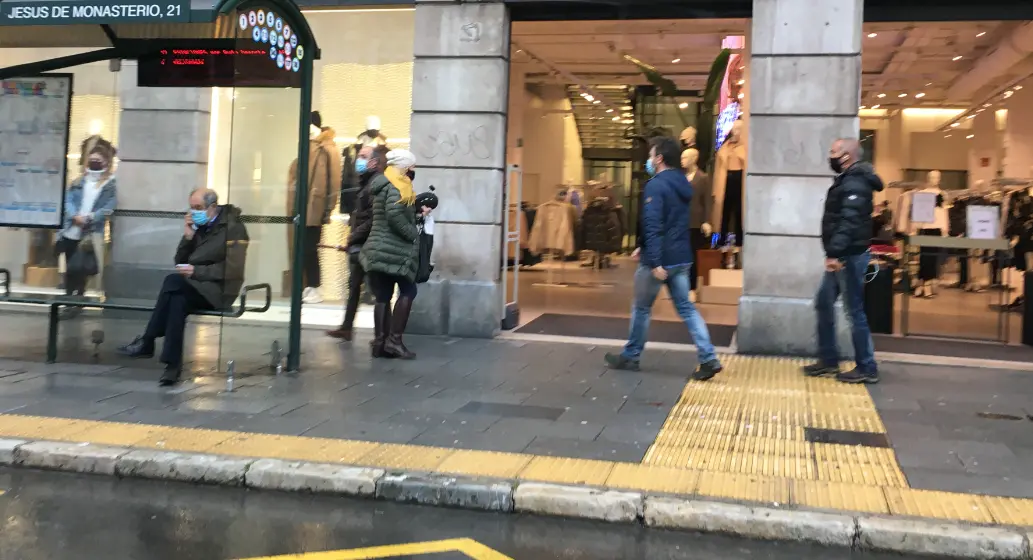 Varias personas por la calle Jes&uacute;s de Monasterio en Santander. / S.D.