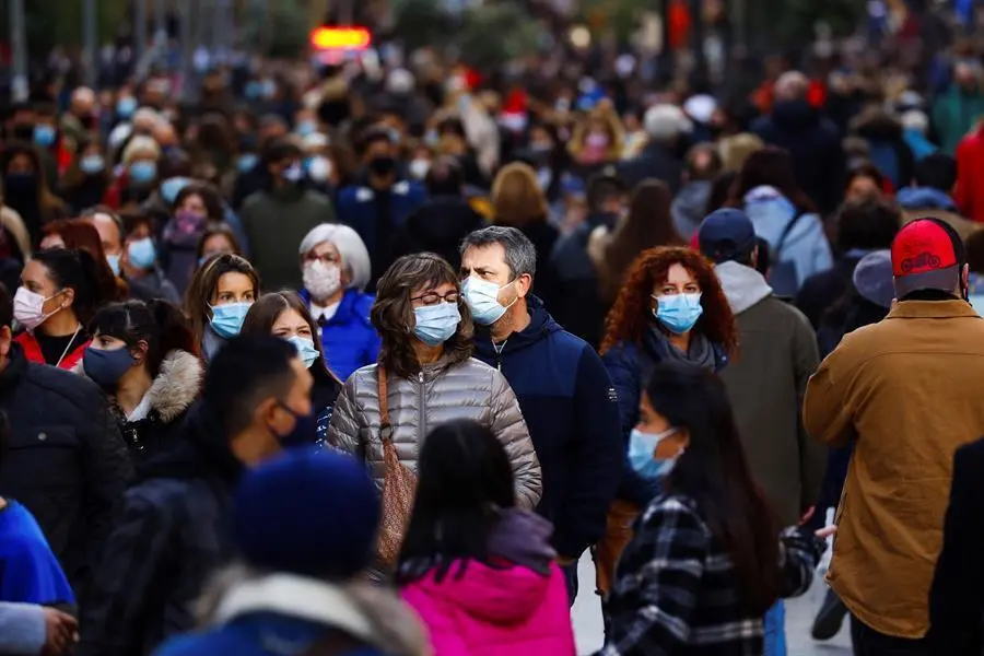 Multitud de personas pasean por el Portal del &Aacute;ngel de Barcelona, hoy martes. Las autoridades sanitarias catalanas siguen de cerca la evoluci&oacute;n de los indicadores epid&eacute;micos para ver si la velocidad de contagios sube por encima de 1 o bien se estabiliza al cumplirse ya dos semanas de la reapertura parcial de bares, restaurantes, teatros, cines y gimnasios y tras superar el puente de la Pur&iacute;sima que acaba hoy. EFE/Alejandro Garc&iacute;a