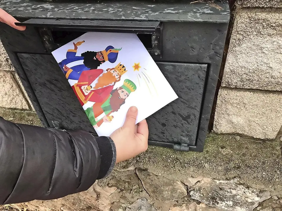 La concejala de festejos Lidia Teran Escobio, entregando las cartas para los ni&ntilde;os del municipio. / ALERTA
