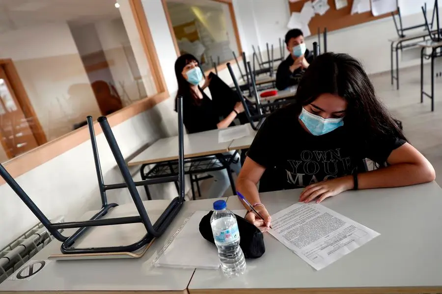 Varios estudiantes en una aula.