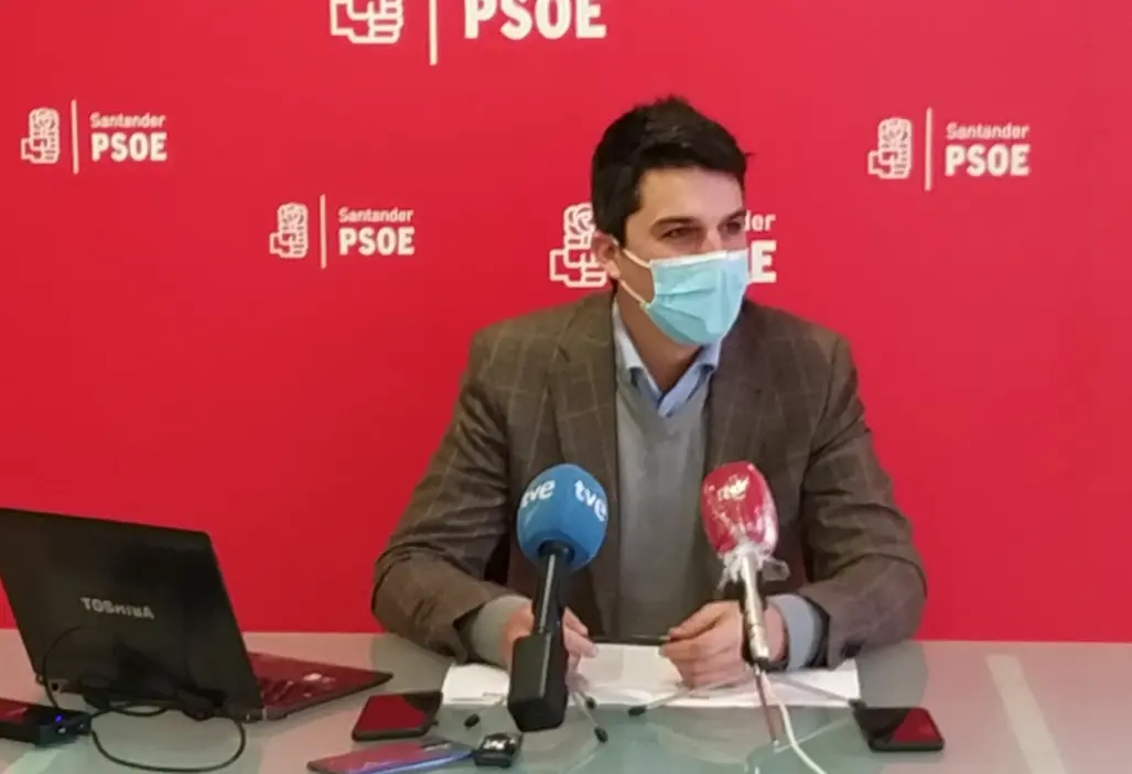 El portavoz municipal, Daniel Fern&aacute;ndez durante la rueda de prensa. / ALERTA