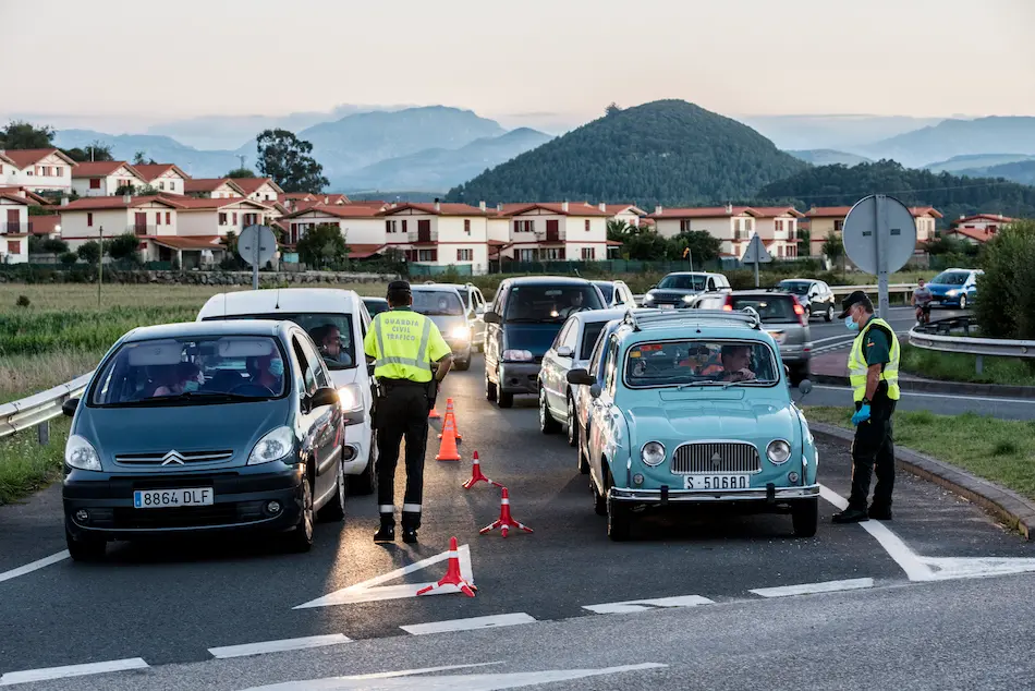 Control de la Guardia Civil en Santo&ntilde;a durante el cierre perimetral. / ARCHIVO / REGUERA