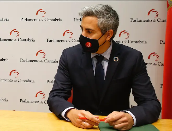 El vicepresidente del Gobierno, Pablo Zuloaga, durante la firma del acuerdo de presupuestos con Cs. / ALERTA