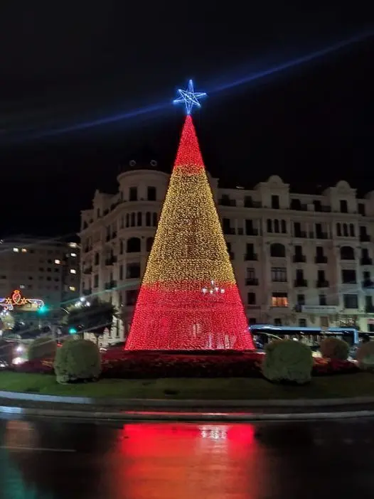 Vista del &aacute;rbol de Navidad instalado en la rotonda de Puerto Chico.