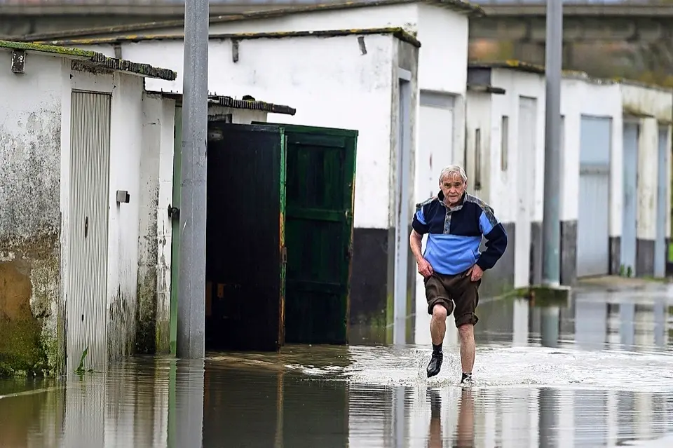 GRAF2328. SANTANDER, 09/12/2020.- Vecinos del barrio santanderino de Santiago el Mayor se han visto afectados por las fuertes lluvias de las &uacute;ltimas horas inundando calles, bajos y garajes por el paso de la borrasca Ernest, este mi&eacute;rcoles en la capital c&aacute;ntabra. EFE/Pedro Puente Hoyos