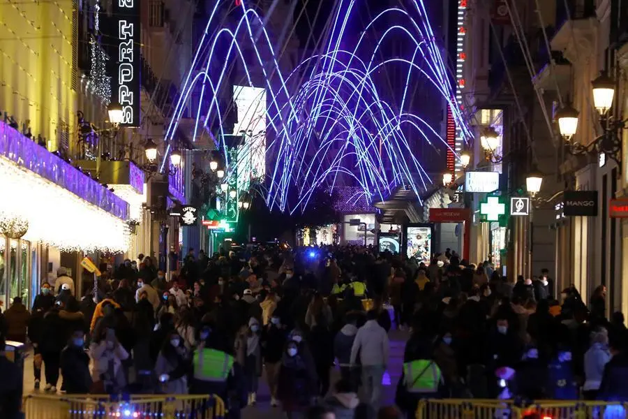 Personas se congregan para disfrutar de las luces navide&ntilde;as en la calle de Preciados, este martes en Madrid. Espa&ntilde;a encara el final del puente festivo de la Constituci&oacute;n sin "bajar la guardia" ante el coronavirus, cuya tasa de incidencia se sit&uacute;a en 215,10 casos por 100.000 habitantes, y con la mirada puesta ya en la Navidad, ante la que el Gobierno apela a la responsabilidad personal. EFE/Ballesteros