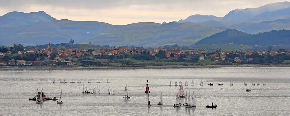 La pr&aacute;ctica de la vela es una constante todos los fines de semana en la Bah&iacute;a de Santander. / Hardy