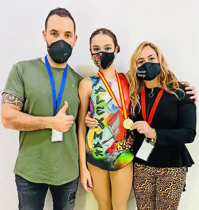 H&eacute;ctor y &Aacute;ngela D&iacute;ez Severino con sus preparadores.