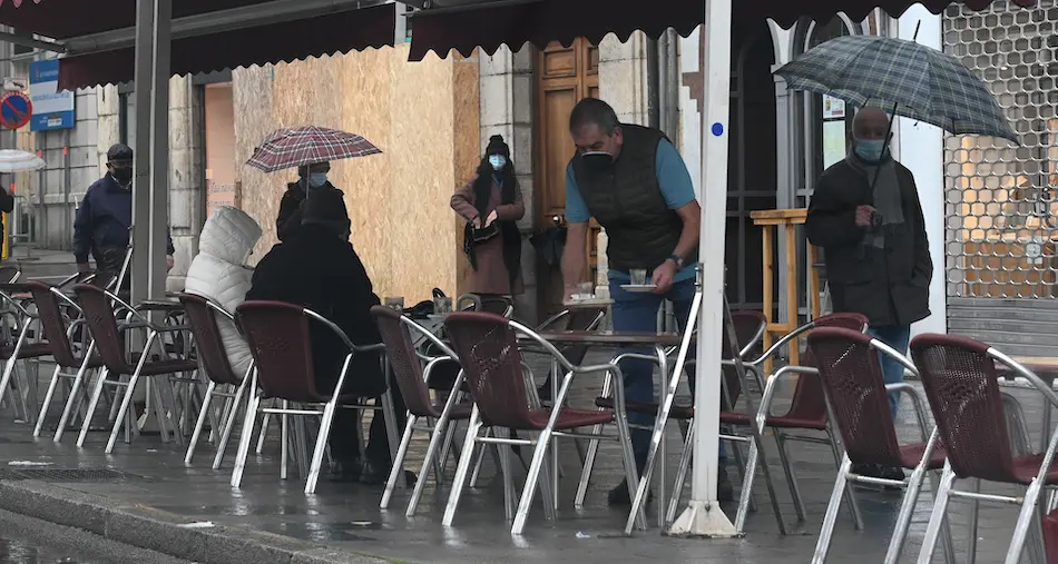 Un camarero atiende a sus clientes en un establecimiento de Santander. / HARDY