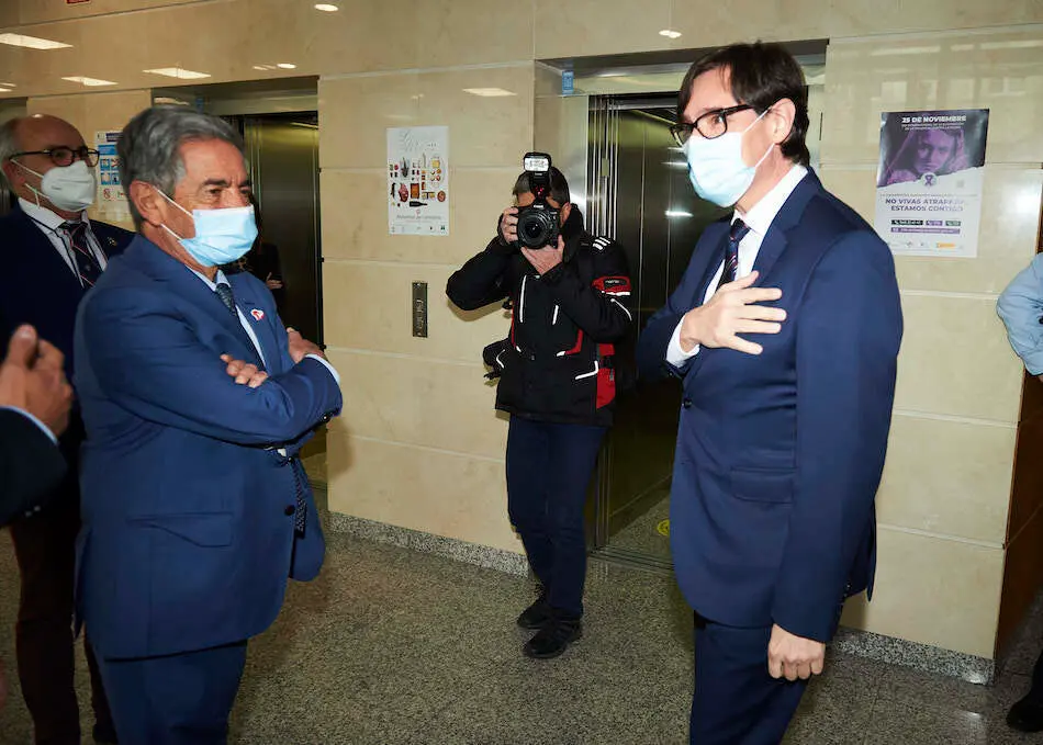 El presidente de Cantabria, Miguel &Aacute;ngel Revilla y el ministro de Sanidad durante su visita a Cantabria. / HARDY
