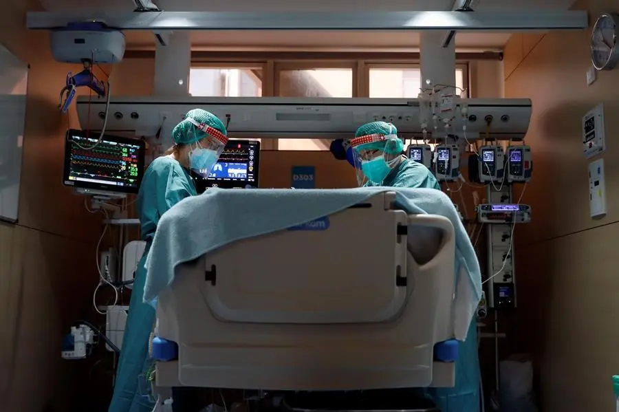 Dos profesionales sanitarios trabajan en la UCI del Hospital Vall d'Hebron de Barcelona. EFE/Alberto Est&eacute;vez/Archivo