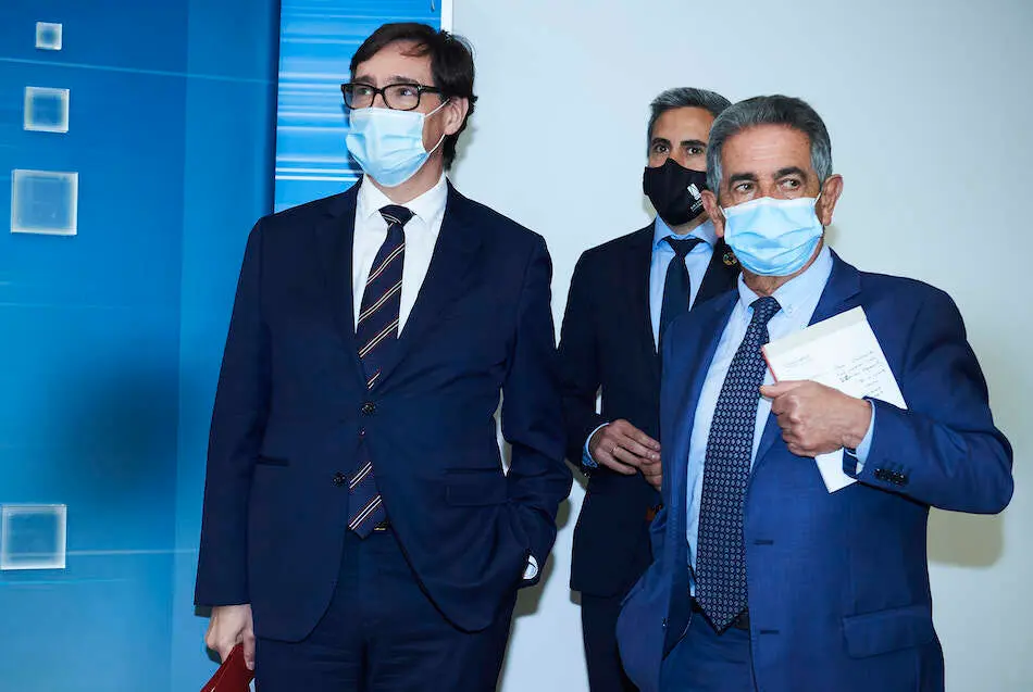 El ministro Salvador Illa, Pablo Zuloaga y el presidente de Cantabria, Miguel &Aacute;ngel Revilla. / HARDY