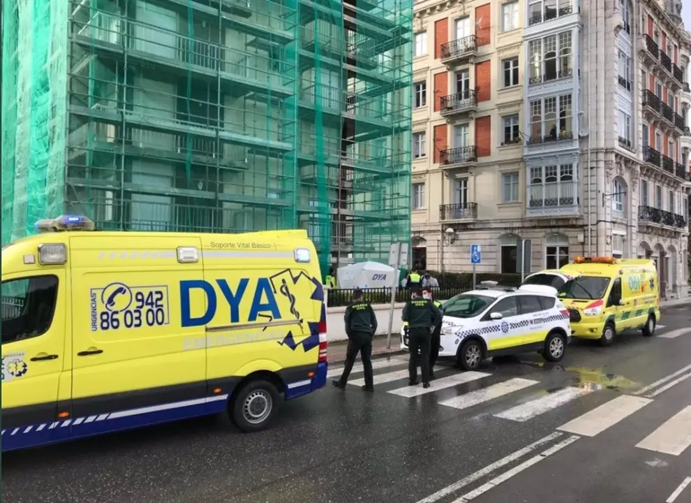 La polic&iacute;a y efectivos de la DYACantabria y del 061 del Servicio de Emergencias del Gobierno regional en el lugar de los hechos.