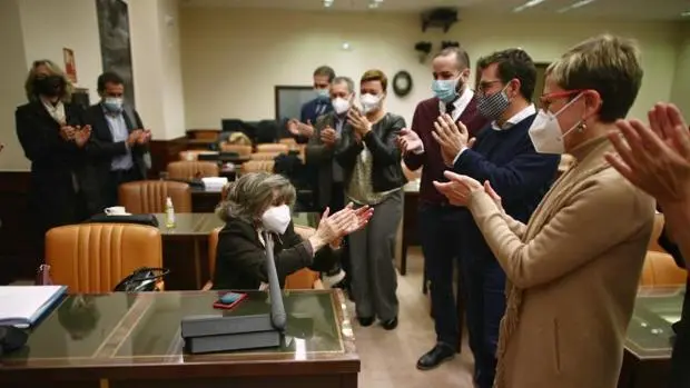 Los diputados del Grupo Socialista aplauden en la Comisi&oacute;n de Justicia a Mar&iacute;a Luisa Carcedo, ponente de la ley de eutanasia - EP