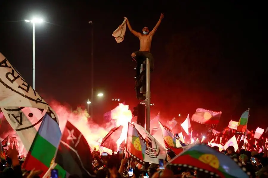Fotograf&iacute;a de archivo fechada el 25 de octubre de 2020 de decenas de personas celebran luego de conocer los resultados parciales del plebiscito constitucional, que apuntan al triunfo por una nueva Carta Magna hoy, en Santiago (Chile). Durante d&eacute;cadas considerado el pa&iacute;s m&aacute;s estable y pr&oacute;spero de la regi&oacute;n, con una econom&iacute;a que crec&iacute;a sin parar y un panorama social alejado de las turbulencias de sus vecinos, el "oasis" chileno salt&oacute; por los aires el 18 de octubre de 2019 en un amargo grito contra la desigualdad social y econ&oacute;mica. EFE/ Elvis Gonz&aacute;lez ARCHIVO