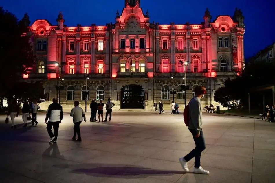 El Ayuntamiento de Santander iluminado en apoyo a 'Alerta Roja' El impulsor de la iniciativa de &lsquo;Alerta roja&rsquo; es M.U.T.E. (Movilizaci&oacute;n Unida de Trabajadores/as del Espect&aacute;culo) Ib&eacute;rica, un movimiento nacido con el prop&oacute;sito de pedir al Gobierno central una toma de medidas urgente para regularizar y dignificar a los trabajadores del sector cultural.