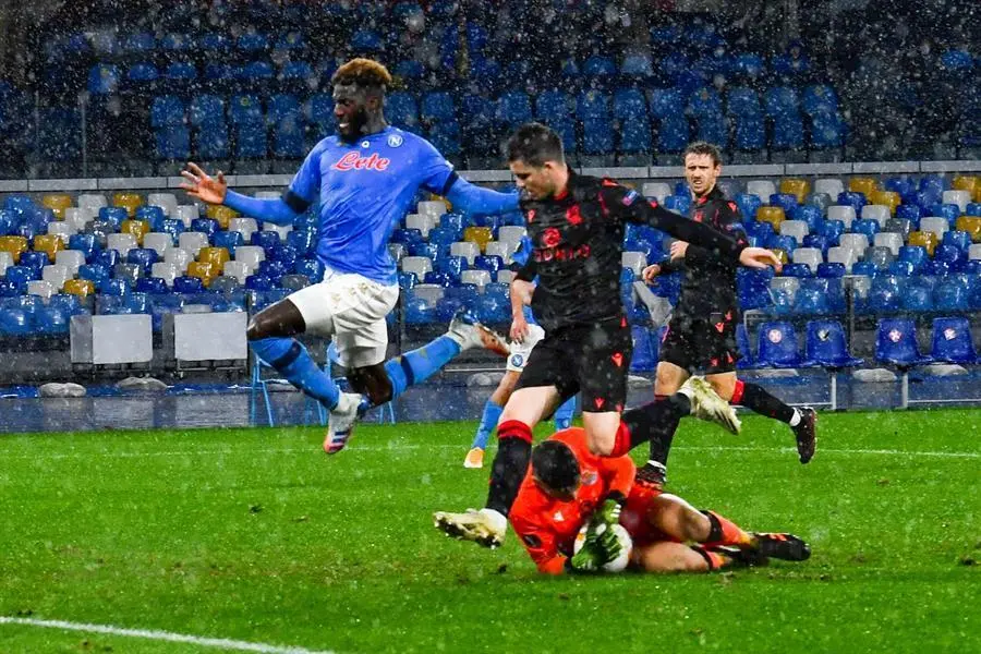 El Tiemoue' Bakayokov (L) de N&aacute;poles en acci&oacute;n durante el partido de f&uacute;tbol del grupo F de la UEFA Europa League SSC Napoli vs Real Sociedad en N&aacute;poles, Italia, 10 de diciembre de 2020. (Italia, N&aacute;poles) EFE/EPA/CIRO FUSCO