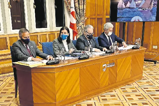 Autoridades presentes en la presentaci&oacute;n del l&iacute;bro en el Palacio de La Magdalena. / Alerta
