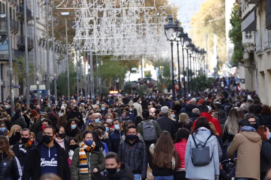 Multitud de personas pasean por el Portal del &Aacute;ngel de Barcelona.  EFE/Alejandro Garc&iacute;a