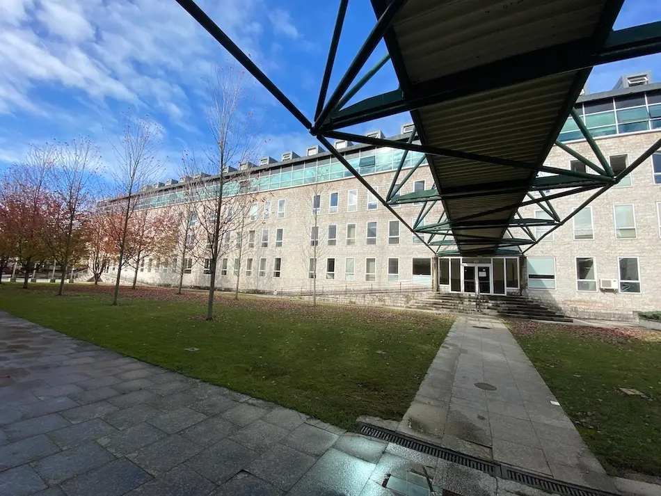 Vista del exterior de los juzgados de Santander. / ALERTA