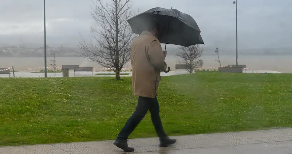Una persona camina por la calle Gamazo cerca de las inmediaciones del Palacio de Festivales en Santander. / HARDY