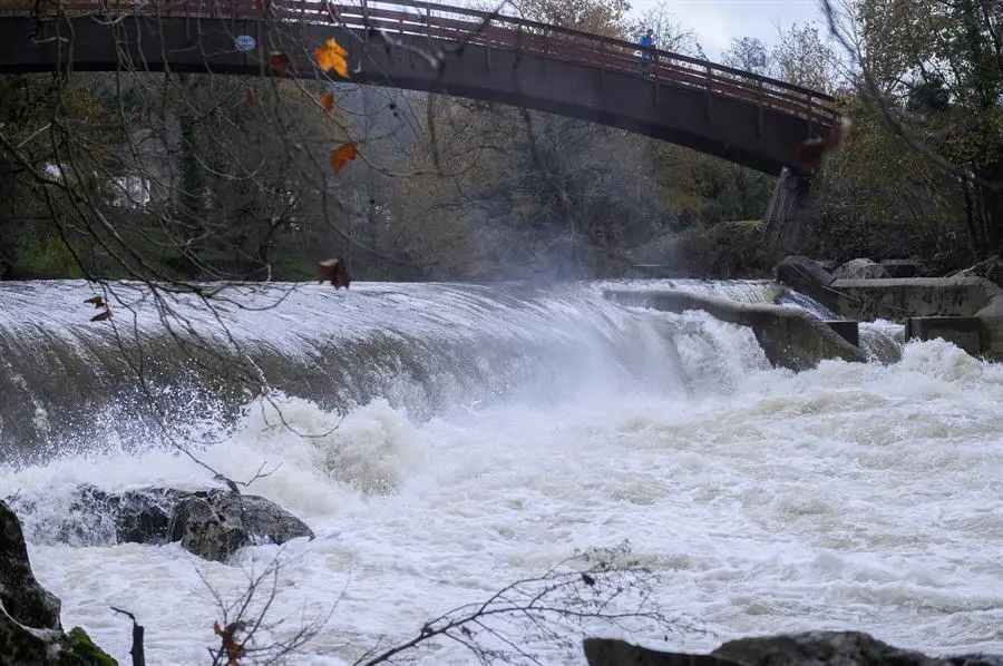 Vista del r&iacute;o Pas en la localidad c&aacute;ntabra de Puente Viesgo este jueves, en cuya comunidad se encuentra activado el Inuncant en fase de preemergencia ante riesgo por deshielo. EFE/Pedro Puente Hoyos