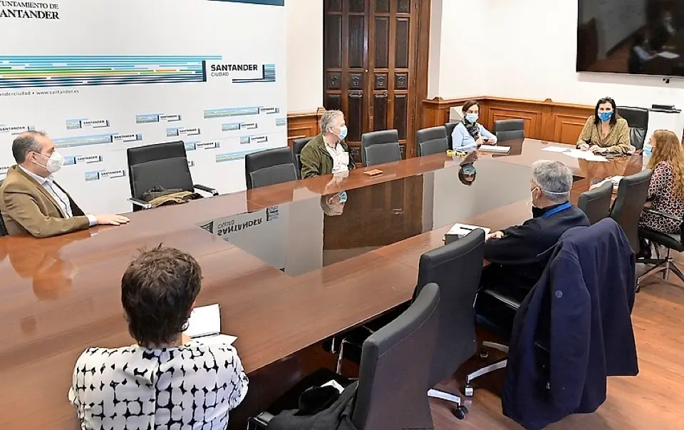 Reuni&oacute;n celebrada ayer en el Ayuntamiento de Santander. / ALERTA