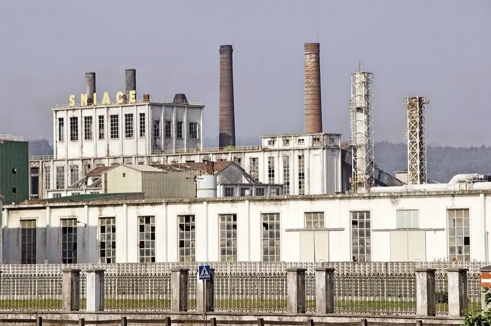 Vista de la f&aacute;brica de Sniace de Torrelavega. / S.D.