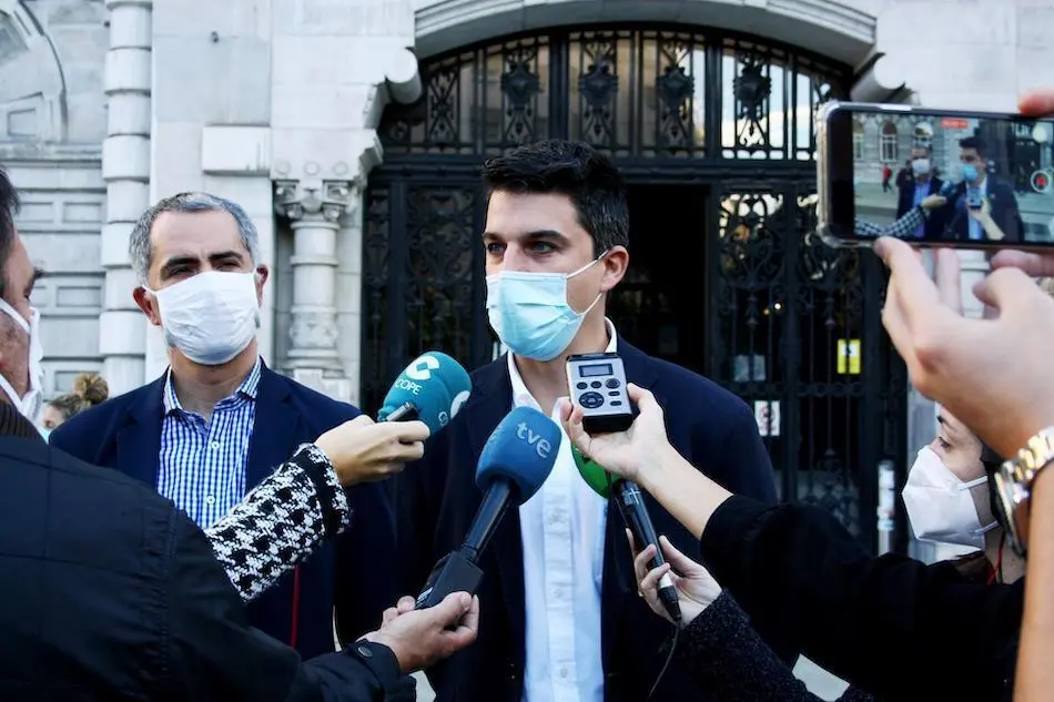 Los portavoces de ambas formaciones, Daniel Fern&aacute;ndez (PSOE) y Miguel Saro (UxS), respondiendo a los periodistas.